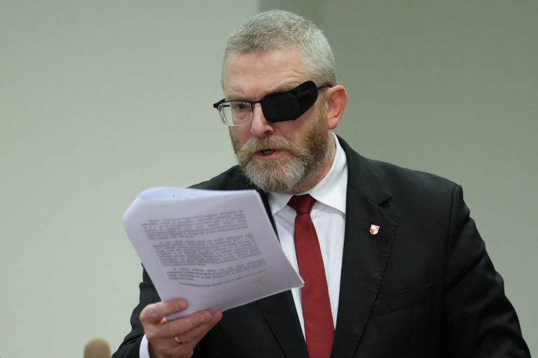 NCZAS.INFO | Grzegorz Braun podczas rozprawy sądowej. Foto: PAP