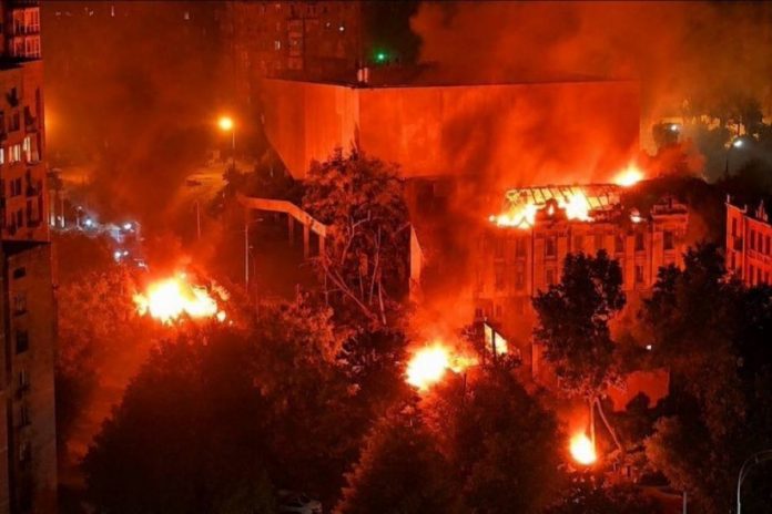 NCZAS.INFO | Kijów w ogniu po największym do rozpoczęcia wojny ataku Rosji rakietami balistycznymi. Foto: X