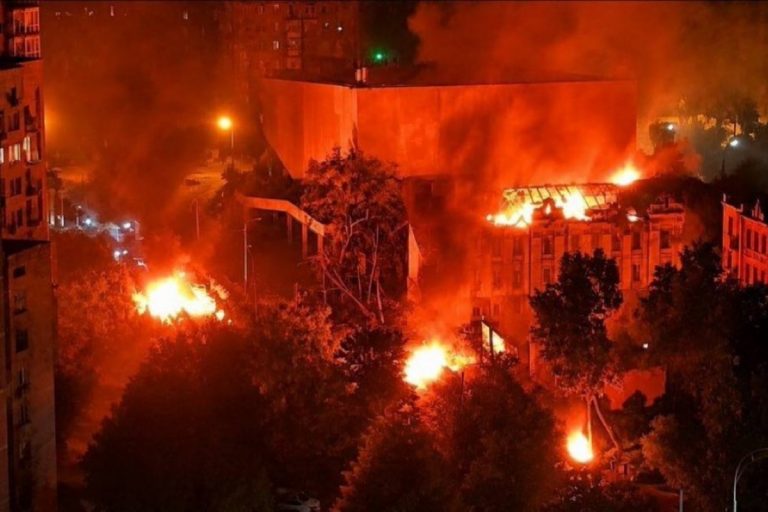 NCZAS.INFO | Kijów w ogniu po największym do rozpoczęcia wojny ataku Rosji rakietami balistycznymi. Foto: X