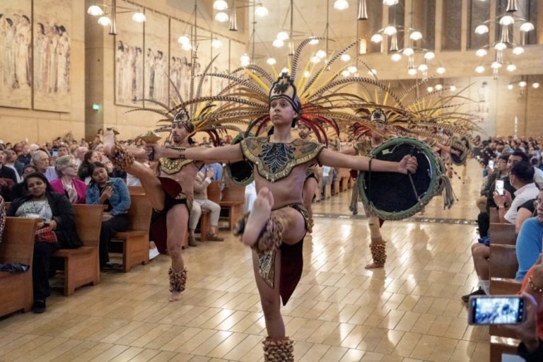 los angeles katedra msza aztecka taniec wojenny
