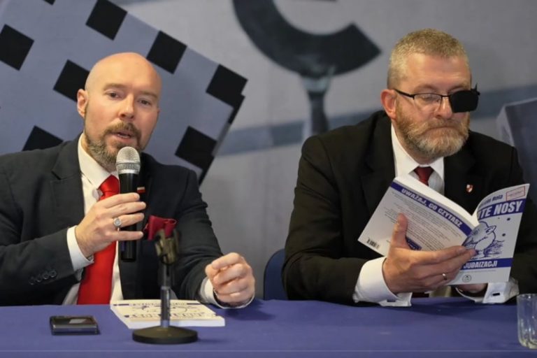 NCZAS.INFO | Marcin Rola i Grzegorz Braun podczas promocji książki "Garbate nosy". Zdjęcie ilustracyjne. Źródło: X/Marcin Rola