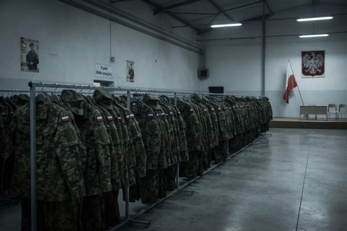 Brak chętnych na założenie munduru wojskowego.
