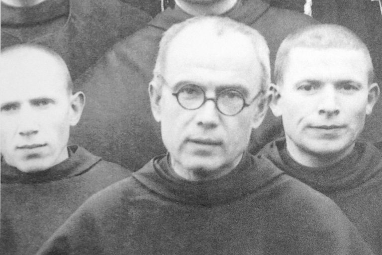 NCZAS.INFO | Święty o. Maksymilian Maria Kolbe z grupą franciszkanów. Foto: PAP/DPA