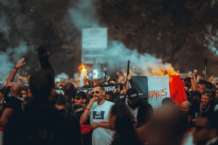 NCZAS.INFO | Francuscy kibice piłkarscy w Paryżu. Zdjęcie ilustracyjne. /Foto: Pexels