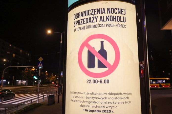 NCZAS.INFO | Tablica informacyjna o zakazie sprzedaży alkoholu, 1 bm. w warszawskiej dzielnicy Śródmieście. Foto: PAP