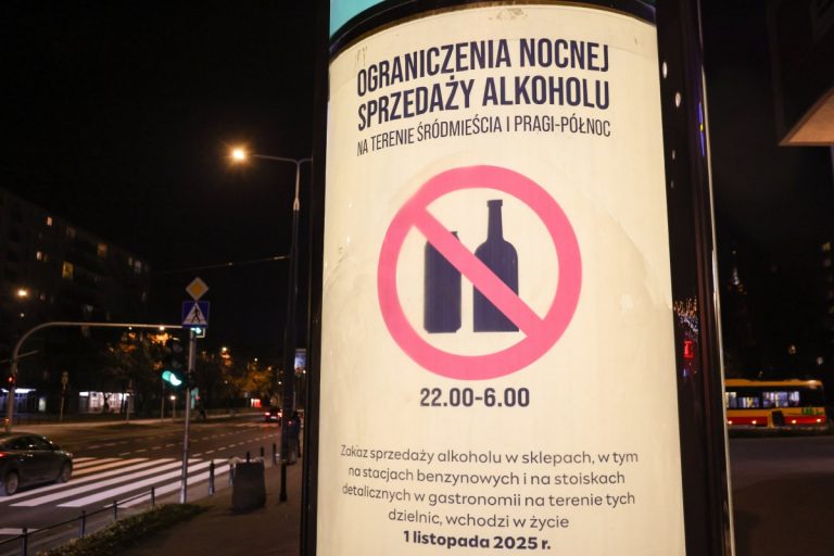NCZAS.INFO | Tablica informacyjna o zakazie sprzedaży alkoholu, 1 bm. w warszawskiej dzielnicy Śródmieście. Foto: PAP