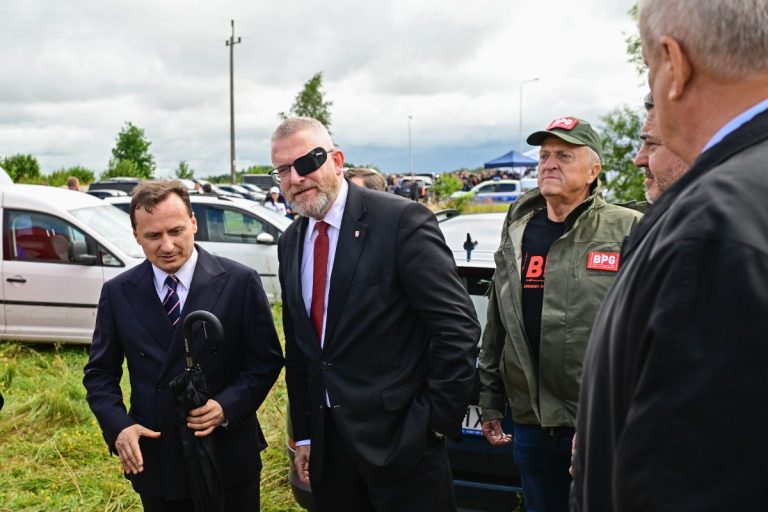 NCZAS.INFO | Grzegorz Braun i Tomasz Sommer (pierwszy z lewej) w Jedwabnem. 10.07.2026 r. / Foto: PAP