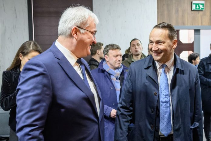 Andrij Sybiha i Radosław Sikorski.