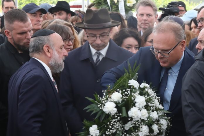 NCZAS.INFO | Jedwabne, 10.07.2026. Naczelny Rabin Polski Michael Schudrich (po lewej), zastępca prezesa Instytutu Pamięci Narodowej Mateusz Szpytma (w środku) i dyrektor Oddziału Instytutu Pamięci Narodowej w Białymstoku Krzysztof Sychowicz (po prawej) podczas uroczystości w Jedwabnem. Foto: PAP