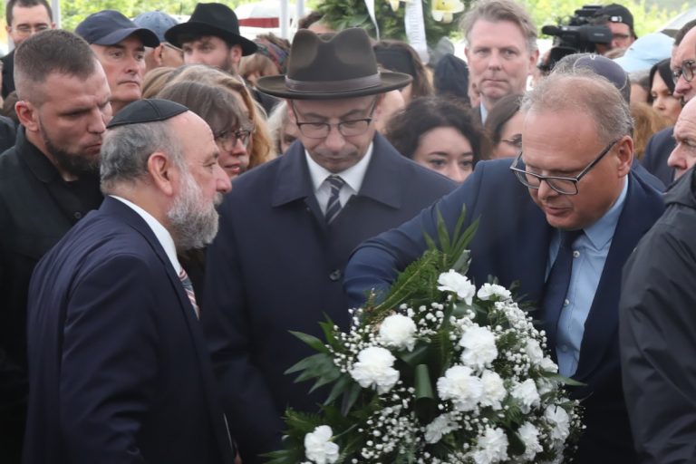 NCZAS.INFO | Jedwabne, 10.07.2026. Naczelny Rabin Polski Michael Schudrich (po lewej), zastępca prezesa Instytutu Pamięci Narodowej Mateusz Szpytma (w środku) i dyrektor Oddziału Instytutu Pamięci Narodowej w Białymstoku Krzysztof Sychowicz (po prawej) podczas uroczystości w Jedwabnem. Foto: PAP