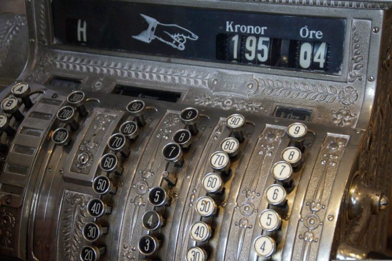 NCZAS.INFO | Stara szwedzka kasa sklepowa. Gdy zabraknie prądu, tylko to działa. Foto: pixabay