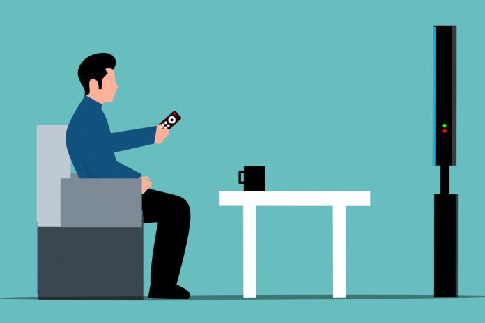 NCZAS.INFO | Siedzenie i oglądanie telewizji to kiepski wybór. Obrazek ilustracyjny. Źródło: pixabay