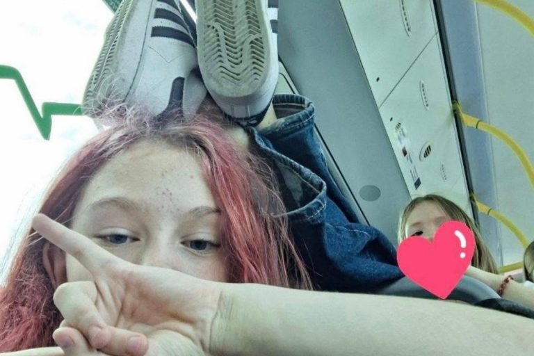 NCZAS.INFO | Takie zdjęcia robiły sobie ukraińskie nastolatki w autobusie w Bielsku Białej zanim wybuchła scysja z 54-letnim mężczyzną. Foto: X