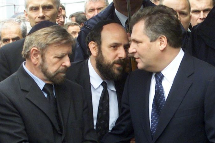 NCZAS.INFO | Jedwabne,10.07.2001r. Uroczystości żałobne w 60. rocznicę zbrodni. Od lewej : ambasador Izraela prof. Szewach Weiss, Michael Schudrich, rabin Warszawy i Łodzi , prezydent Aleksander Kwaśniewski. Foto: PAP/Jacek Turczyk