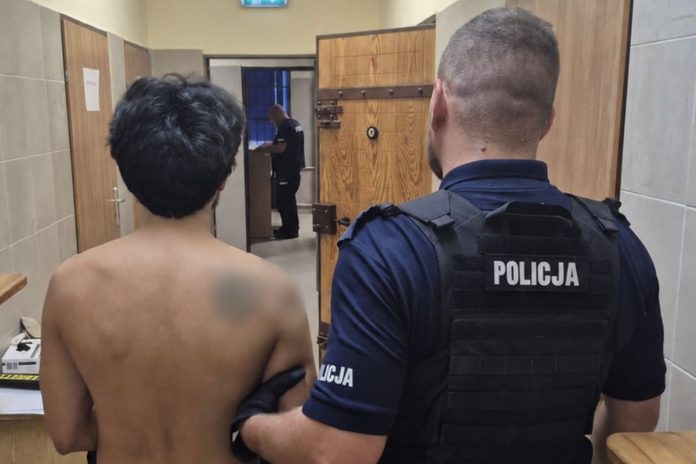 Policja zatrzymała 38-letniego Kolumbijczyka, który próbował dokonać kradzieży z włamaniem. Mężczyzna przebywał w Polsce nielegalnie.