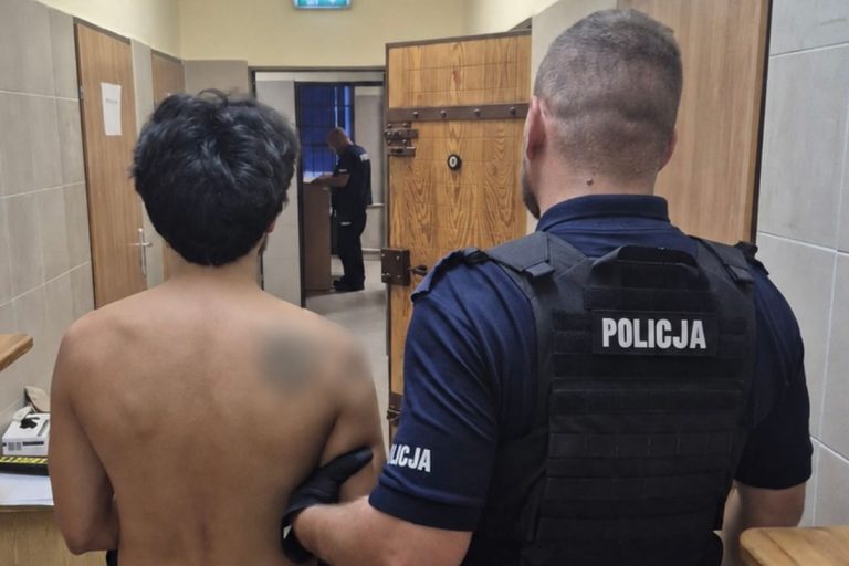 Policja zatrzymała 38-letniego Kolumbijczyka, który próbował dokonać kradzieży z włamaniem. Mężczyzna przebywał w Polsce nielegalnie.