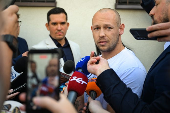 NCZAS.INFO | Lublin, 27.05.2026. Karol S. przed Wojskowym Sądem Garnizonowym w Lublinie. Żołnierz oskarżony o przekroczenie uprawnień przy granicy z Białorusią został uniewinniony, ale uśmiechnięta prokuratura nie odpuszcza. Foto: PAP