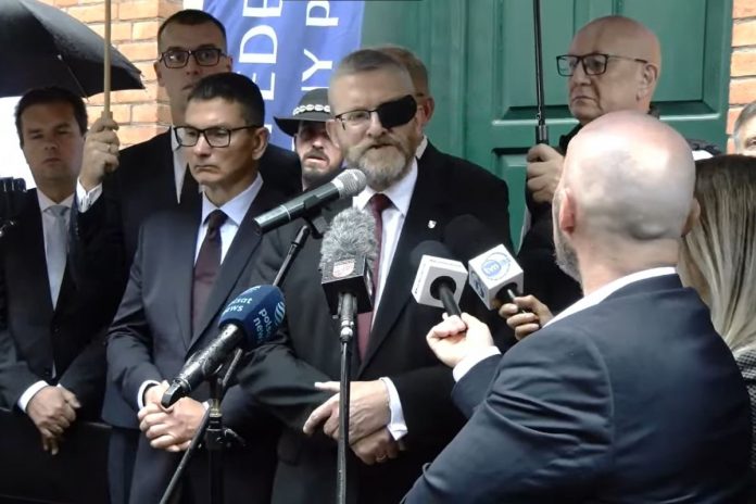 NCZAS.INFO | Grzegorz Braun przed krakowskim oddziałem IPN.