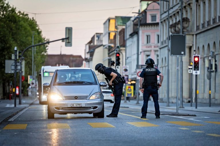 NCZAS.INFO | Policjanci patrolujący ulicę w centrum Aarau po strzelaninie, do której doszło podczas imprezy techno w tym mieście. Foto: PAP/EPA