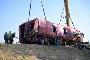 NCZAS.INFO | Wrak polskiego autokary, który miał wypadek na Węgrzech. Pielgrzymi z Podkarpacia wracali z Bośni. Zginęło 12 osób. Foto: PAP/EPA