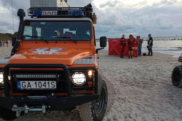 Służby ratunkowe na plaży w Darłówku.