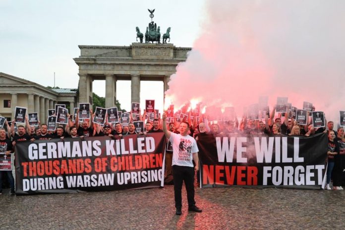 NCZAS.INFO | Sławomir Mentzen i działacze nowej Nadziei przypomnieli Niemcom o Powstaniu Warszawskim w Berlinie. Foto: X/Sławomir Mentzen