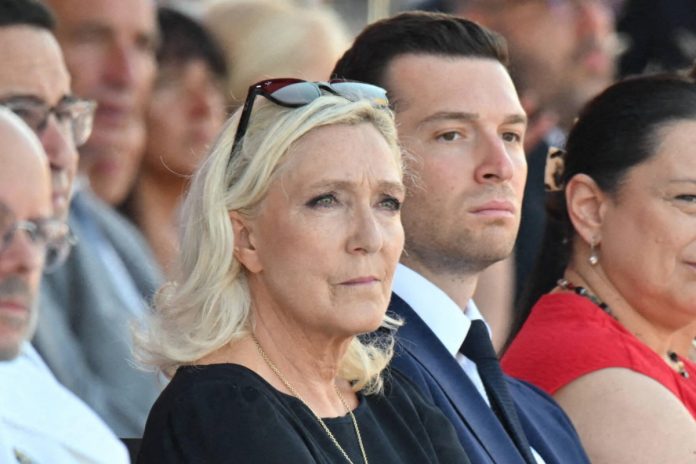 NCZAS.INFO | Jordan Bardella i Marine LePen. Foto: PAP/Abaca