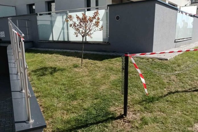 Łomża. Dziecko wypadło z balkonu. Sąsiedzi złapali je w koc