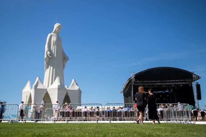 Uroczystość poświęcenia Monumentu Matki Bożej Miłosiernej w miejscowości Konotopie.