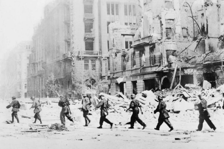 NCZAS.INFO | Warszawa 08.1944. Powstanie Warszawskie. Nienzidentyfikowany patrol powstańczy na ulicy Jasnej. Reprodukcja zdjęcia Sylwestra Brauna ps. Kris. Dokładny dzień wydarzenia nieustalony. Źródło: PAP