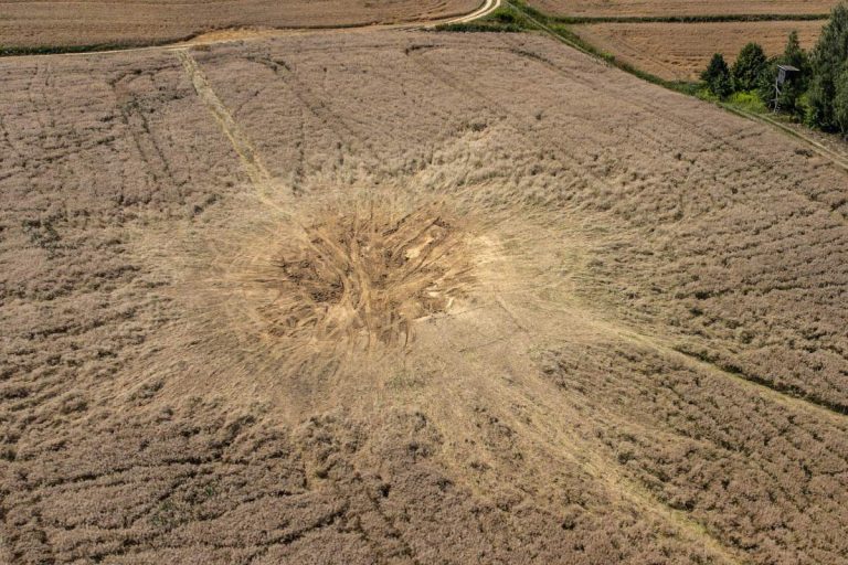 NCZAS.INFO | Zasypany krater po upadku rakiety w miejscowości Tarnawa-Kolonia w woj. lubelskim. Foto: PAP