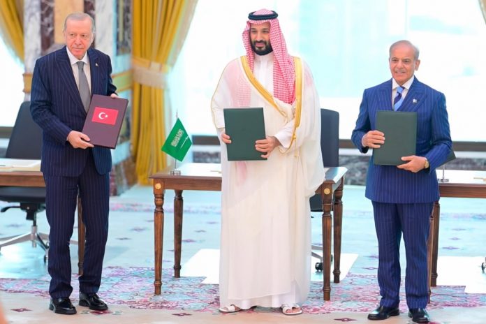 NCZAS.INFO | Prezydent Turcji Recep Tayyip Erdogan,następca tronu, a zarazem szef rządu Arabii Saudyjskiej książę Mohammed bin Salman, premier Pakistanu Shehbaz Sharif. Foto: X/@PakPMO