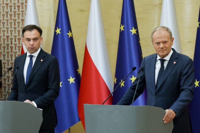 NCZAS.INFO | Warszawa, 19.08.2026. Premier Donald Tusk (P) i minister finansów i gospodarki Andrzej Domański (L) podczas konferencji prasowej w KPRM dot. progów podatkowych. Foto: PAP/Albert Zawada