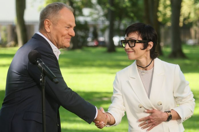 NCZAS.INFO | Premier Donald Tusk (L) i prof. Barbara Mróz-Gorgoń (P) podczas konferencji prasowej w Kancelarii Prezesa Rady Ministrów w Warszawie. Foto: PAP / Leszek Szymański