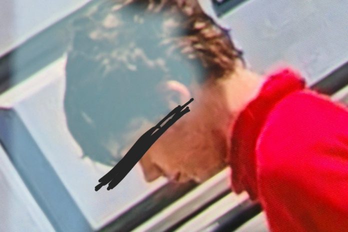 NCZAS.INFO | 18-letni obywatel Ukrainy, który w sobotę na wrocławskim osiedlu Muchobór miał ciężko ranić nożem kobietę, w poniedziałek został doprowadzony do Prokuratury Rejonowej dla Wrocławia-Fabrycznej. Foto: X/Marcin Torz