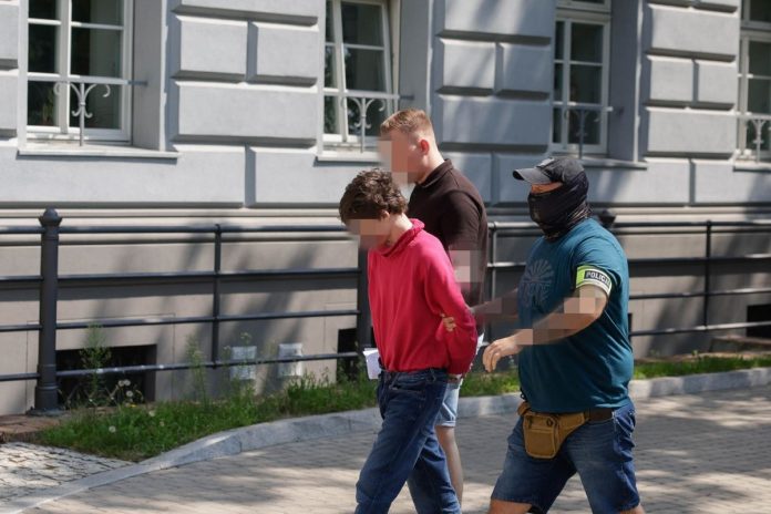 Podejrzany o próbę zabójstwa 18-letni obywatel Ukrainy podczas doprowadzenia do Prokuratury Rejonowej dla Wrocławia-Fabrycznej,