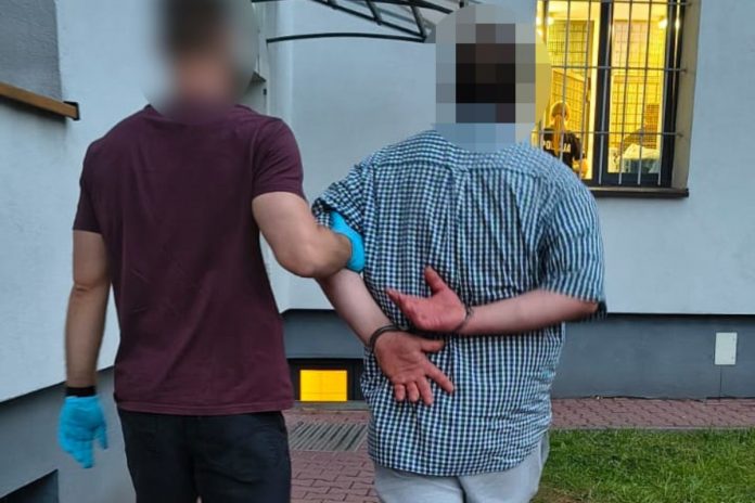 Z tasakiem w ręku uszkodził trzy skutery. Został zatrzymany przez policjantów.