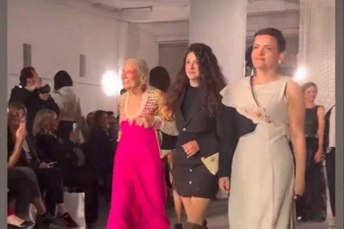 NCZAS.INFO | Minister kultury Marta Cienkowska (z prawej), jako modelka podczas pokazu ReFashioned 2026.