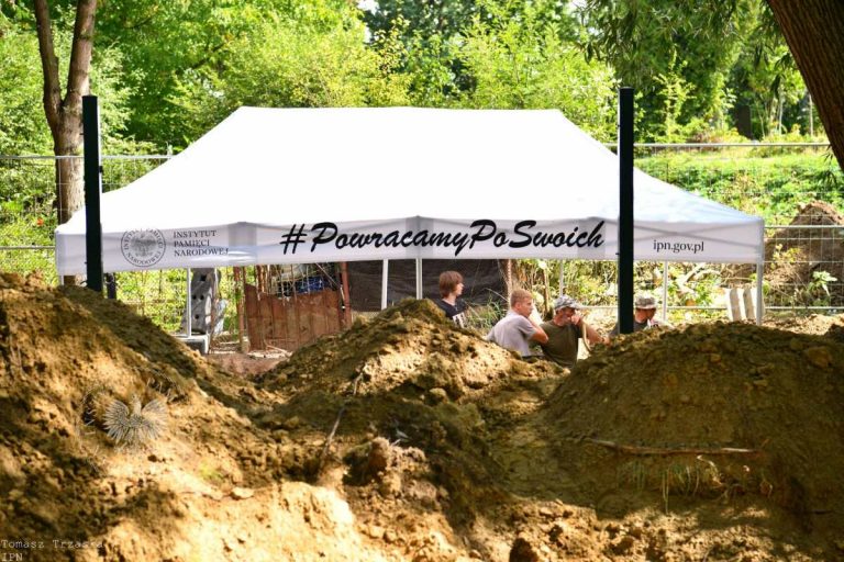 NCZAS.INFO | Ekshumacje na terenie dawnego cmentarza w miejscowości Hołosko Wielkie.