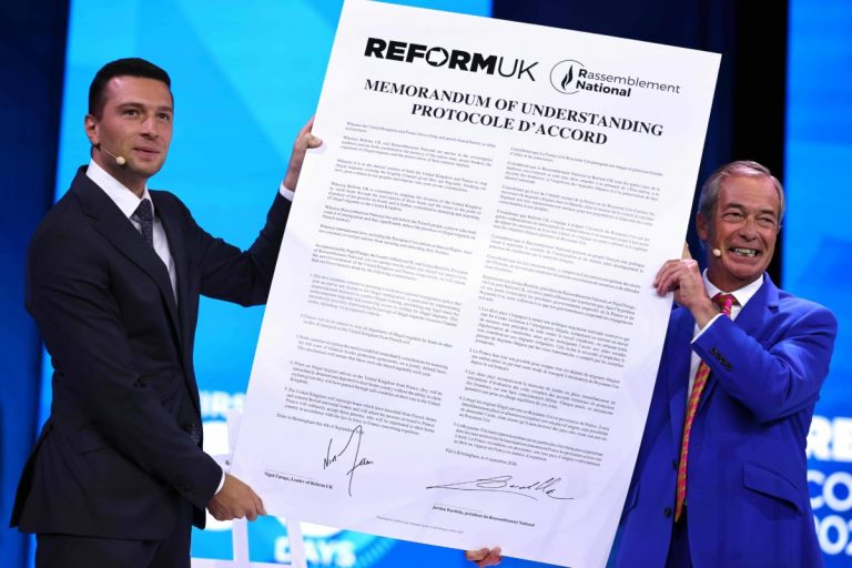 NCZAS.INFO | Jordan Bardella i Nigel Farage po podpisaniu memorandum. Foto: PAP/EPA