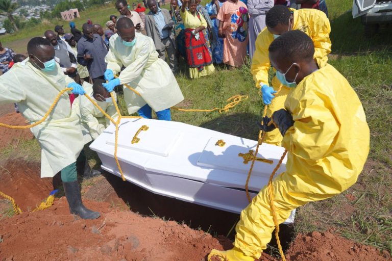 NCZAS.INFO | Pogrzeb ofiar wirusa ebola w miejscowości Bunia, prowincja Ituri, Demokratyczna Republika Konga. Foto: PAP/EPA