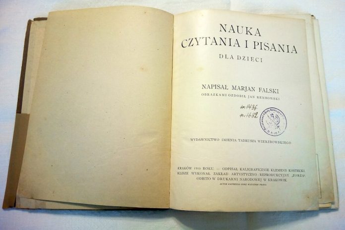 NCZAS.INFO | Elementarz Mariana Falskiego. Pierwsze wydanie ukazało się w roku 1910 i zrewolucjonizowało metodykę nauki czytania w Polsce. Był najczęściej wydawanym polskim elementarzem oraz najdłużej wydawaną pozycją tego typu na świecie. Zdjęcie ilustracyjne. Źródło: wikimedia