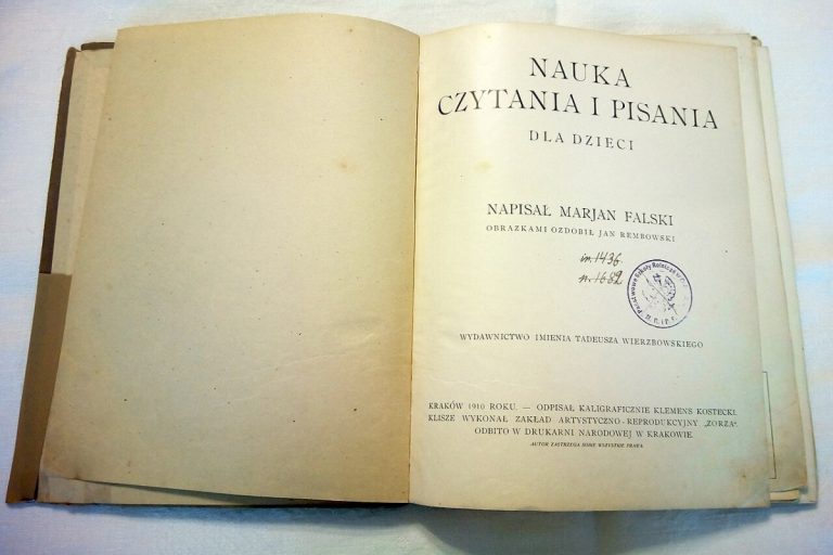 NCZAS.INFO | Elementarz Mariana Falskiego. Pierwsze wydanie ukazało się w roku 1910 i zrewolucjonizowało metodykę nauki czytania w Polsce. Był najczęściej wydawanym polskim elementarzem oraz najdłużej wydawaną pozycją tego typu na świecie. Zdjęcie ilustracyjne. Źródło: wikimedia