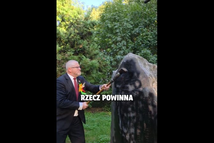 Grzegorz Braun przy pomniku UPA w Polsce