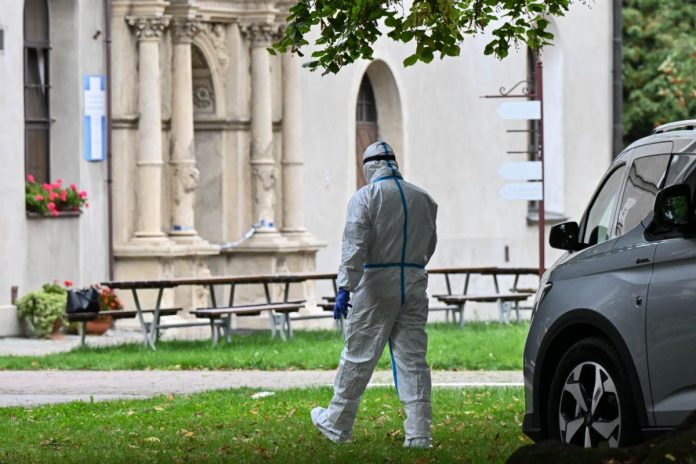 Działania śledczych w miejscu ataku nożownika na terenie Jarosławskiego Opactwa przy ulicy Benedyktyńskiej w Jarosławiu.