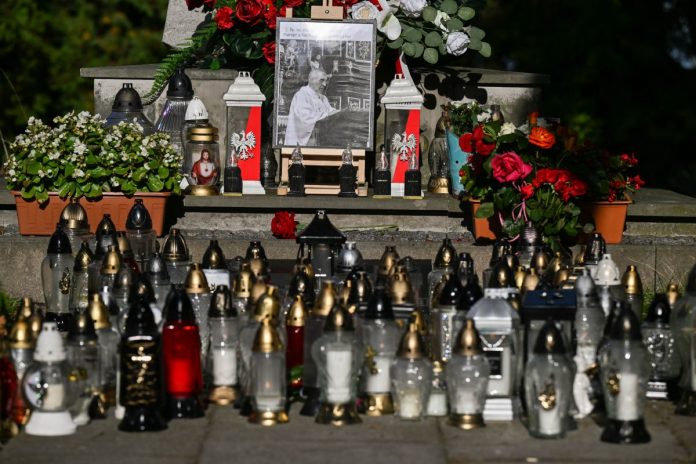 Znicze i kwiaty złożone przez wiernych przed kościołem rektoralnym pw. św. Mikołaja i św. Stanisława Biskupa w Jarosławiu, gdzie odprawiono Mszę Świętą w intencji śp. ks. Stanisława Zbojnowicza.