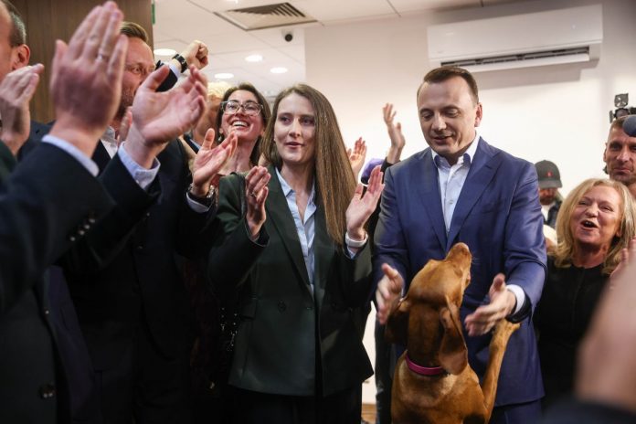 Łukasz Gibała podczas wieczoru wyborczego po I turze.