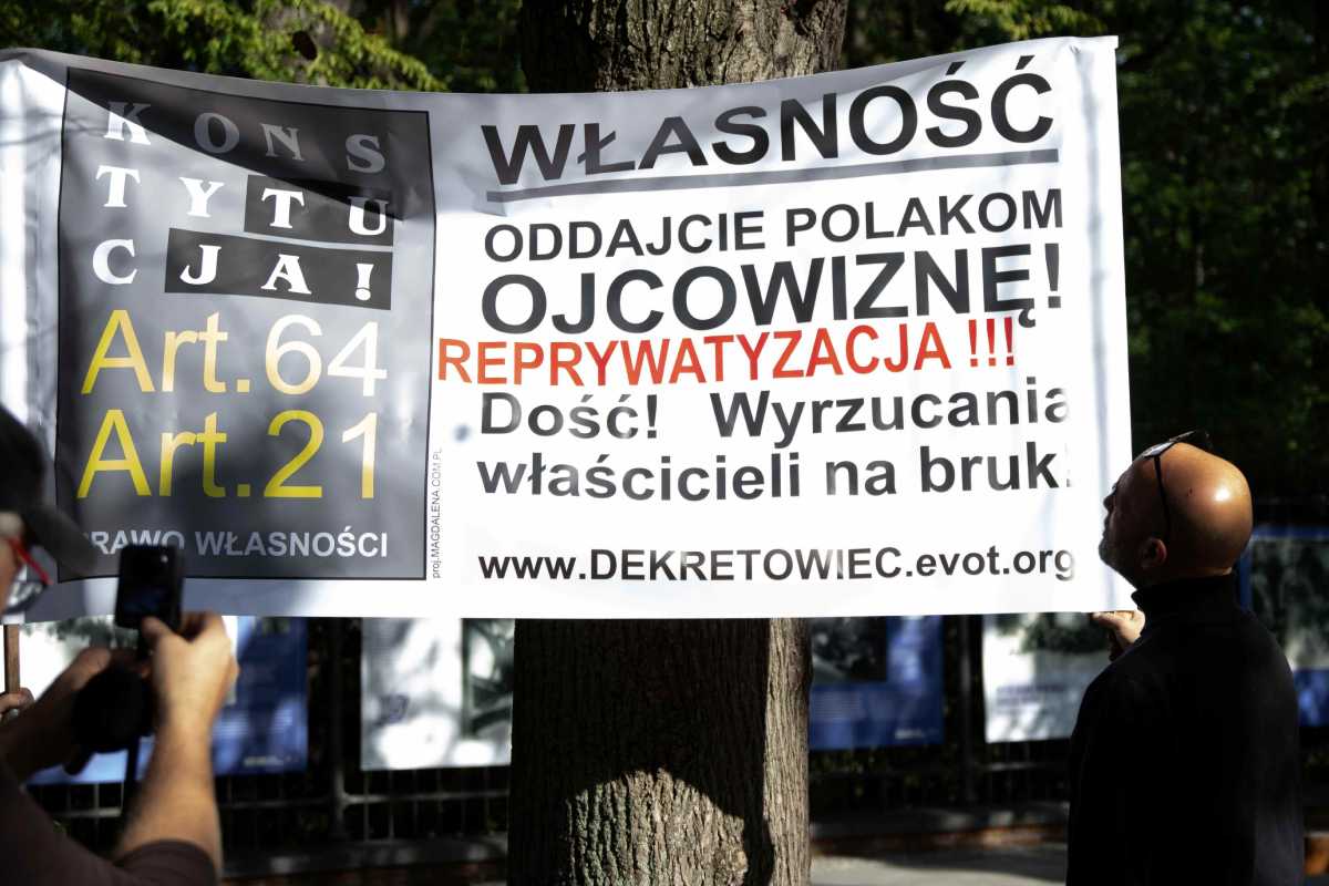 Ziemianie i ofiary dekretu Bieruta protestują przed siedzibą premiera. Chcą zwrotu zagrabionego majątku [VIDEO]