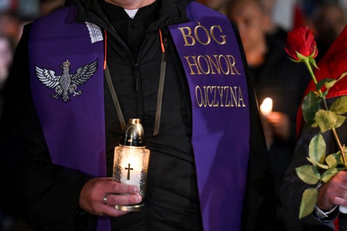 Uczestnicy marszu milczenia przeszli z Rynku na teren siedziby opactwa w Jarosławiu.