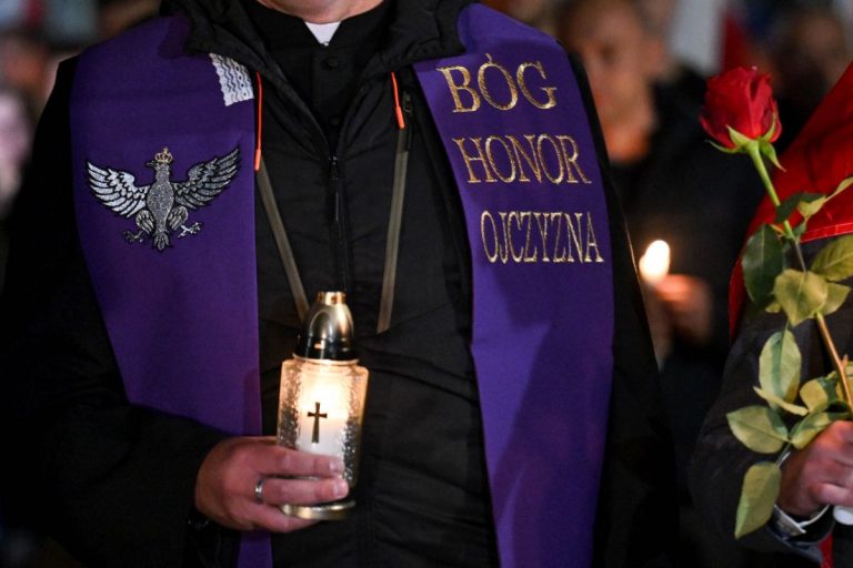 Uczestnicy marszu milczenia przeszli z Rynku na teren siedziby opactwa w Jarosławiu.